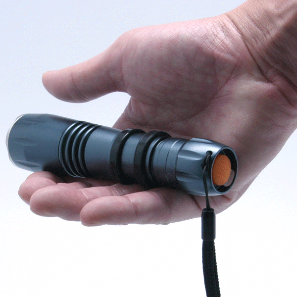 超強力ハンディライト LED懐中電灯 TL1000Aは手のひらサイズ。超コンパクトで軽量なので、ポケットへ入れて手軽に持ち運び出来、女性でも簡単お使いいただけます。携帯しやすいので、万が一の非常事態の備えに安心です。