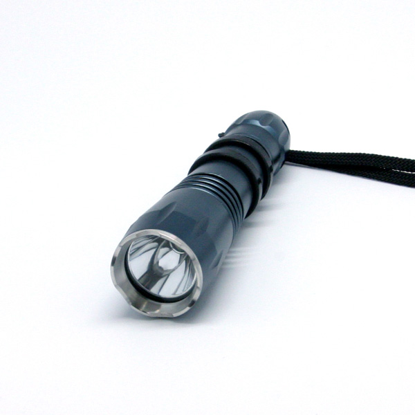 超強力ハンディライト LED懐中電灯 TL1000Aは1000LM+CREE社LED+充電式+リチウムイオン電池+コンパクトで携帯するのに最適な非常・防災・防犯対策用ライトです!