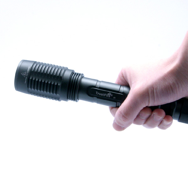 �����̓n���f�B���C�g LED�����d�� TL1600A�͌��S�ȃ{�f�B