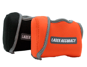ゴルフ用レーザー距離計 レーザーアキュラシー LASER ACCURACY PINPOINTシリーズの専用カバーをオプション販売。この専用カバーを付けておけば、レンズフタを外してすぐにカバーを付けたまま計測できます。本体にフィットするタイプなのでコンパクト。腰ベルトやゴルフパンツなどに簡単に取り付けできるフックが付いているので、プレー中レーザーアキュラシーPINPOINT660を常時携帯できます。クッション性がある素材でレーザーアキュラシーを汚れや傷から守ります。 nikon COOLSHOT ニコン ピンシーカーEG ブッシュネル bushnell ピンシーカーツアーV2