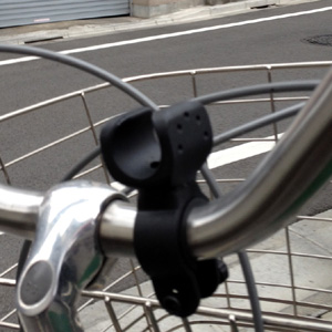 ハンディライト用自転車取付マウントは誰手も簡単手軽に取り付けられます