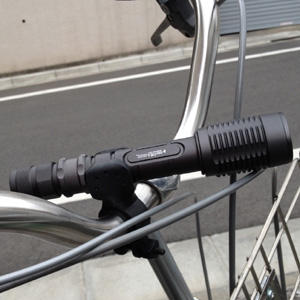 ハンディライト用自転車取付マウントはライトの向きを調整できます